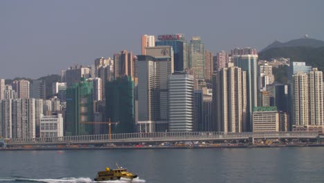 barco pasando por el horizonte de hong kong