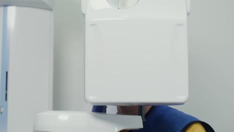 escaneo dental de la mandíbula. paciente dentro de un escáner dental 3d panorámico