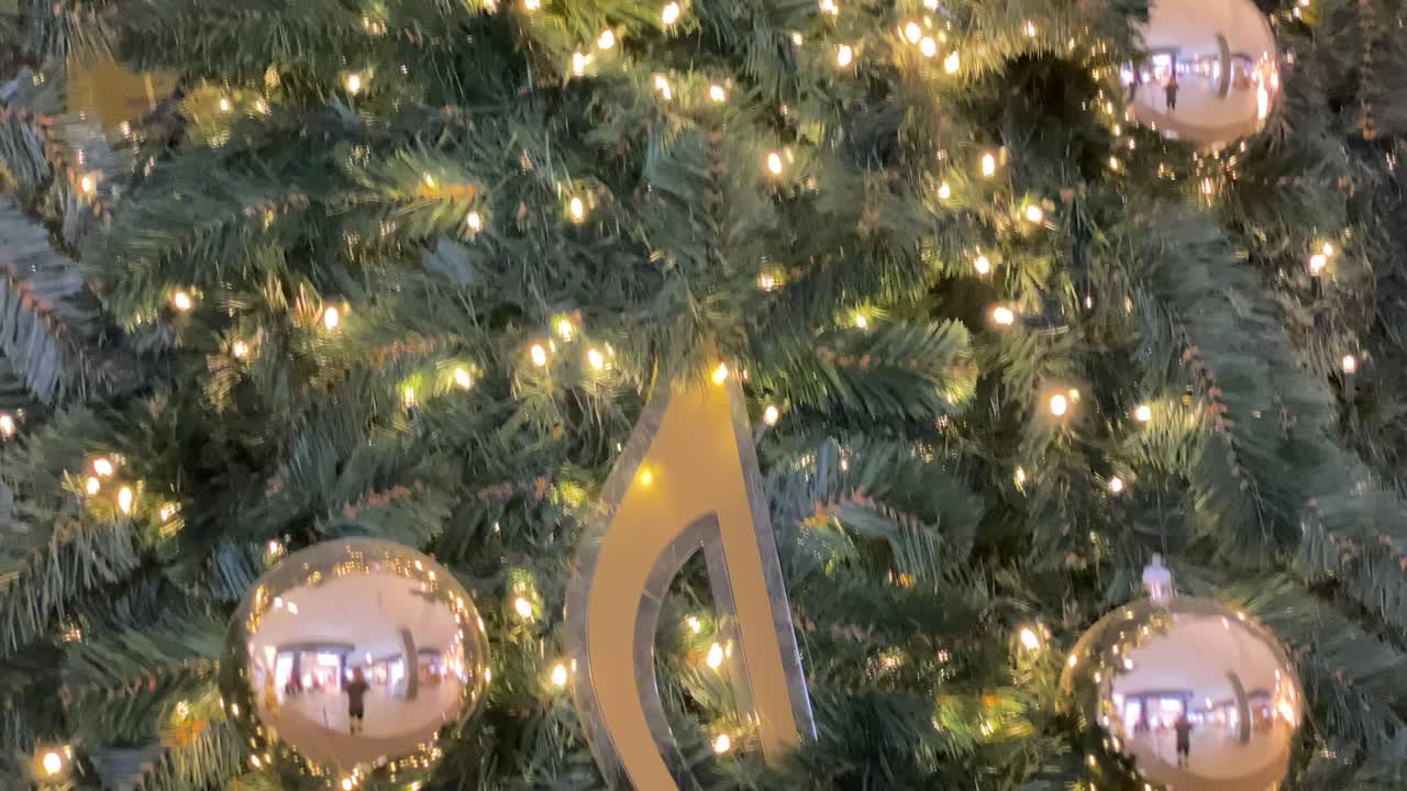 las luces en el fondo de la decoración del árbol de navidad