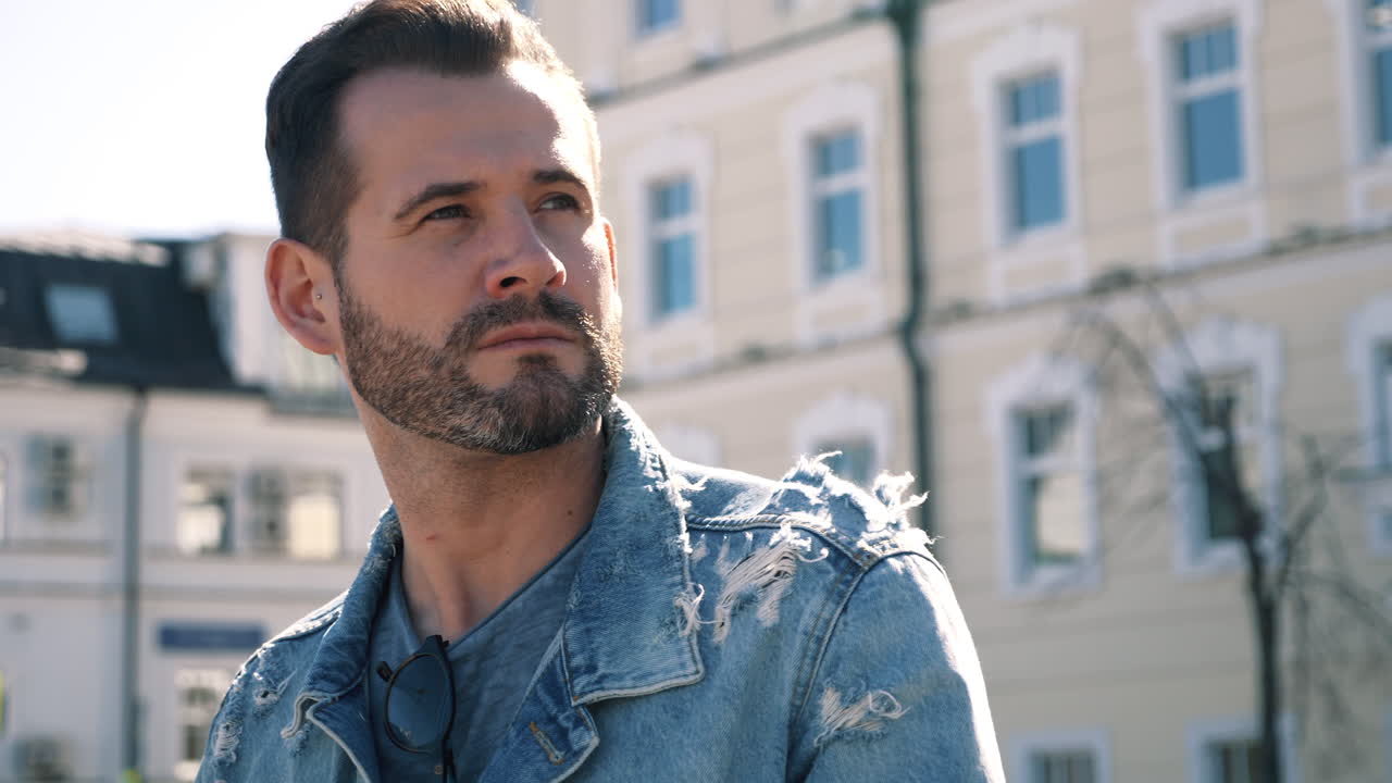 hombre con una chaqueta de vaqueros en una calle de la ciudad