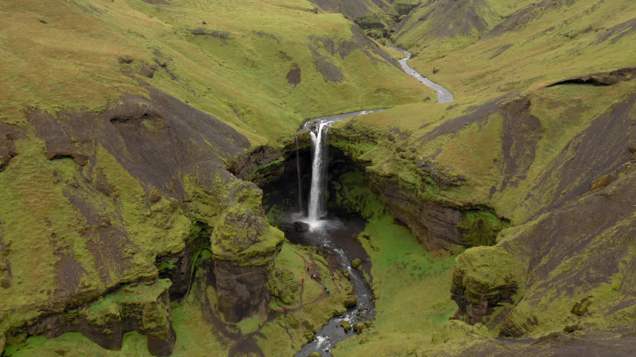 antena: toma panorámica de la órbita de la cascada kvernufoss en islandia