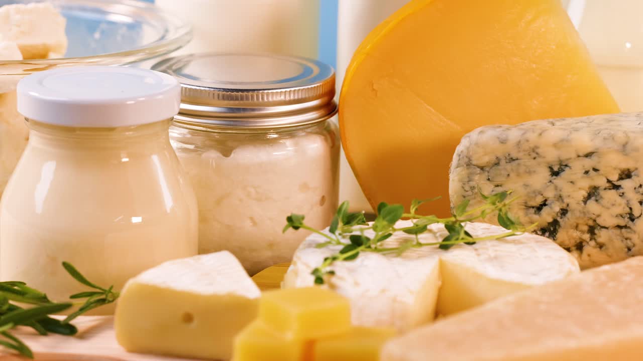 테이블 에 배열 된 여러 가지 유제품