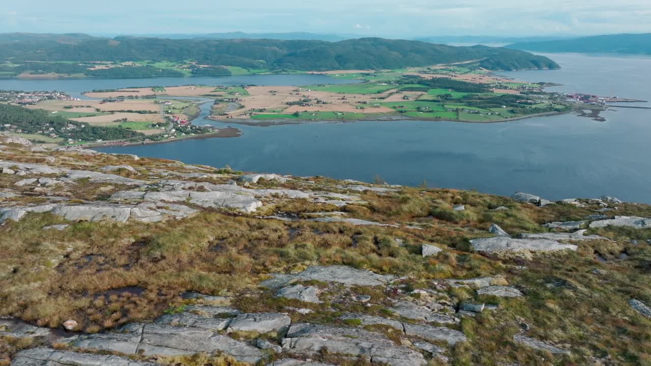 En fredfyldt udsigt over søen i Blaheia-bjerget, Norge - Panorering fra luften mod venstre