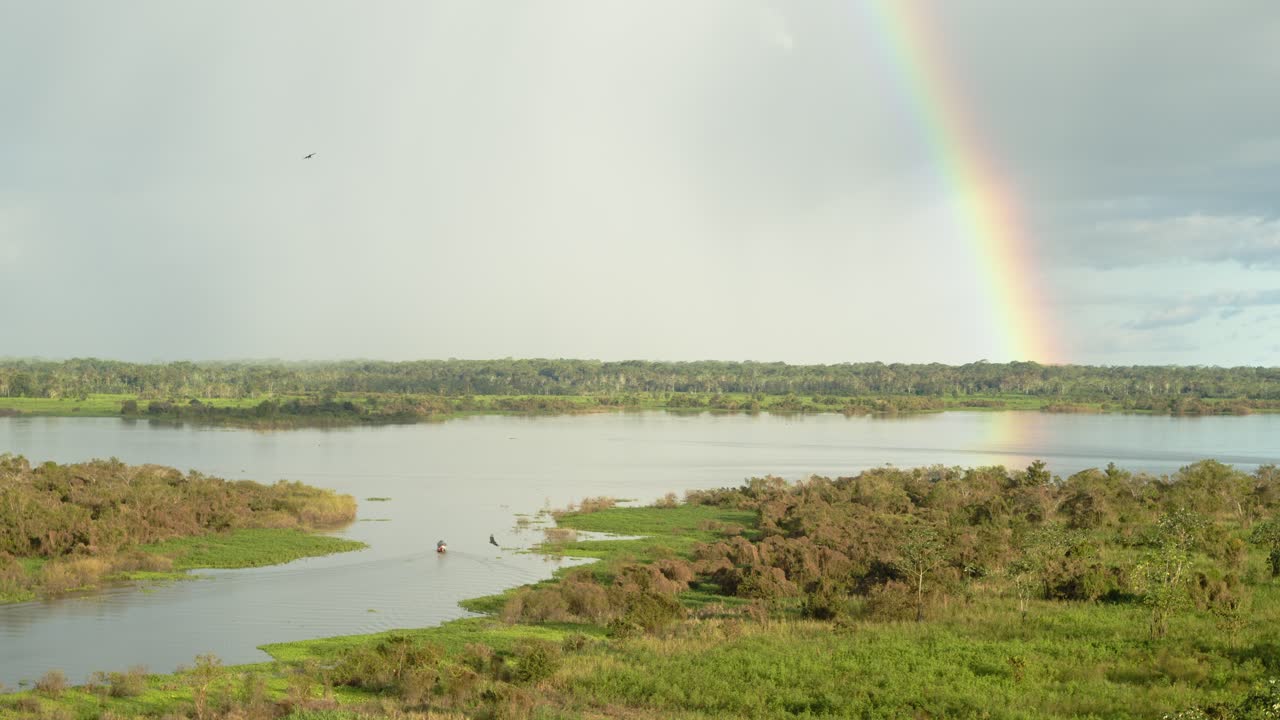 río amazonas cerca de iquitos, perú con arco iris y barco pasando - timemlapse 4k, 24fps