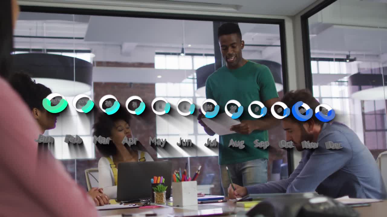 animación del procesamiento de datos sobre diversas personas de negocios en la reunión