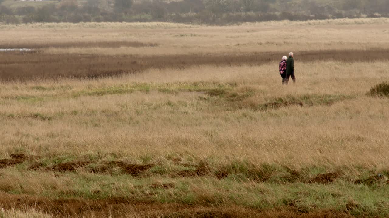 두 사람 이 지브롤터 포인트 에 있는 자연 보호 구역 을 걸어가고 있다