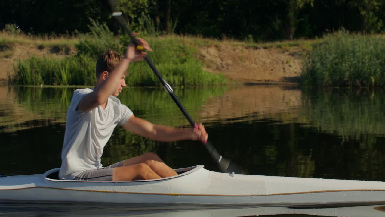 Uomo in kayak su un fiume