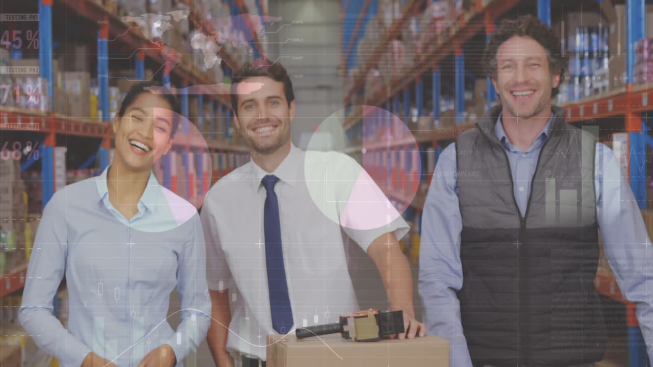 Elaborazione dati statistici su diversi supervisori e supervisore sorridenti in magazzino