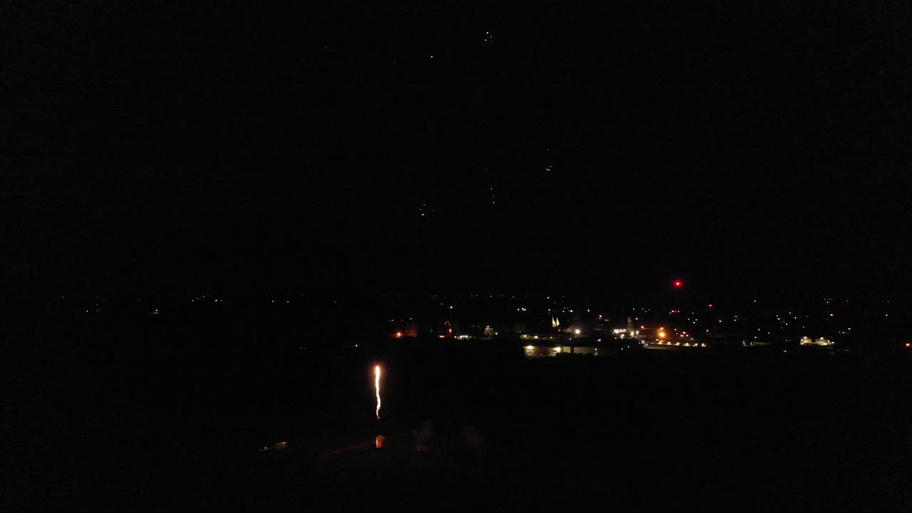 밤 에 다채로운 불꽃놀이