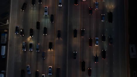 tráfico medio por la noche en la autopista de los ángeles: empuje desde arriba