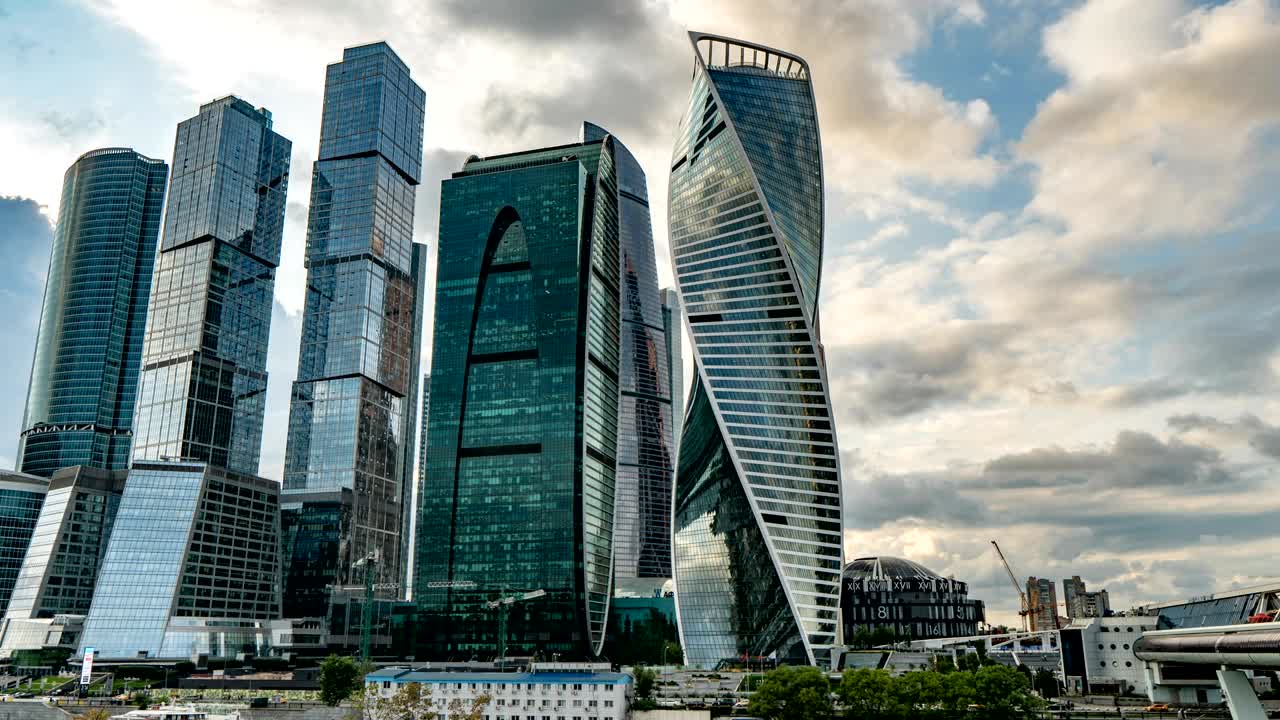Grattacieli del Centro Direzionale Internazionale di Mosca, la cosiddetta Moscow-City, composti da complessi commerciali, residenziali e di lifestyle, il 25 luglio 2019 a Mosca, Russia. Nuvole in time lapse, video in loop