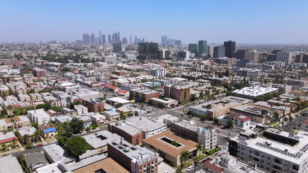 antena ascendente desde el área de clase media cerca de hollywood california con el centro de los angeles en la distancia 2