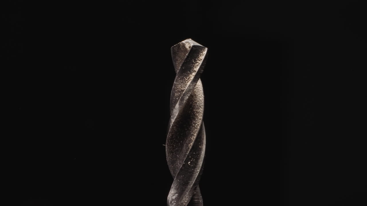 taladro retorcido para madera con punta sucia en virutas en el estudio