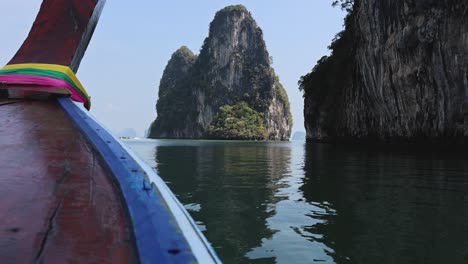 paseo en barco en medio de altos acantilados de piedra caliza en el agua