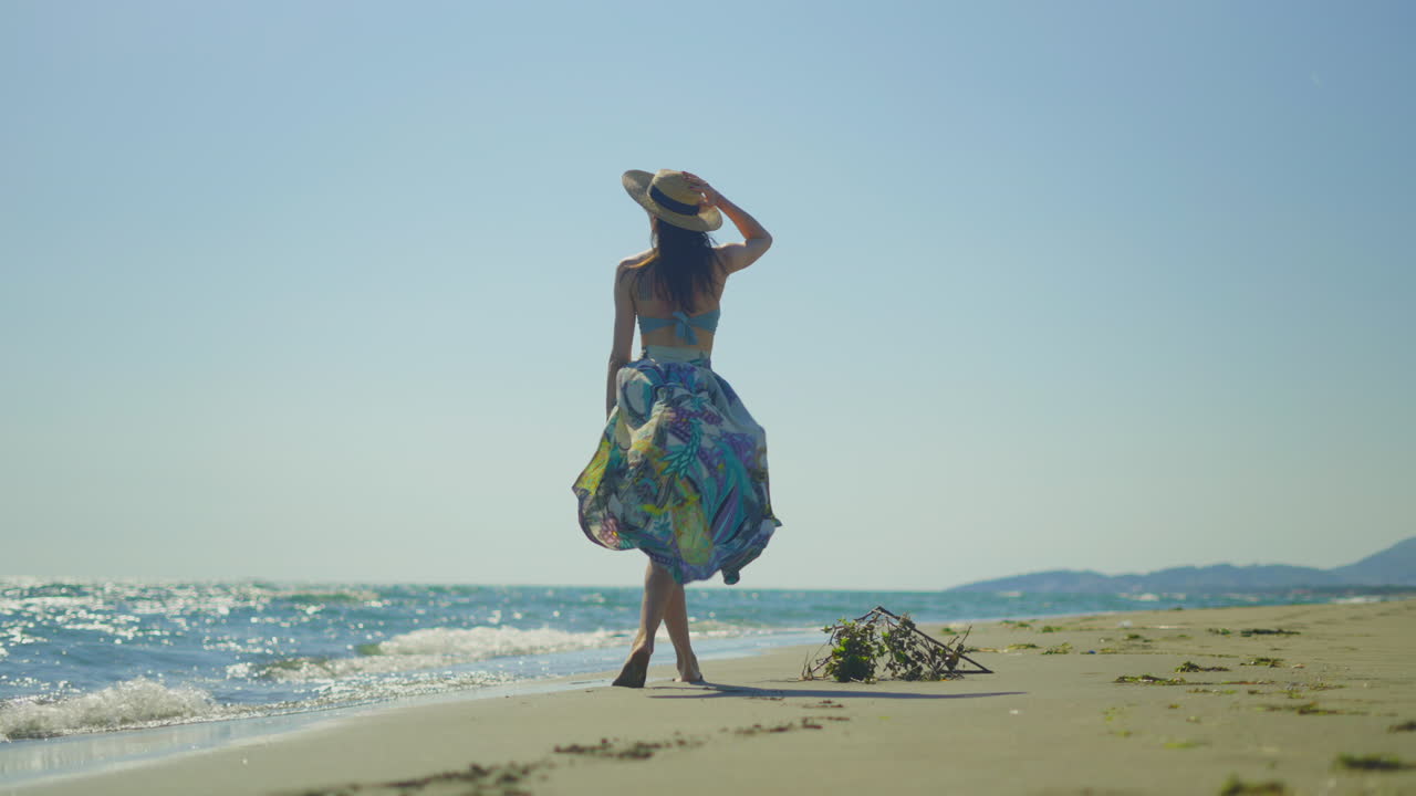 Mujer caminando en la playa