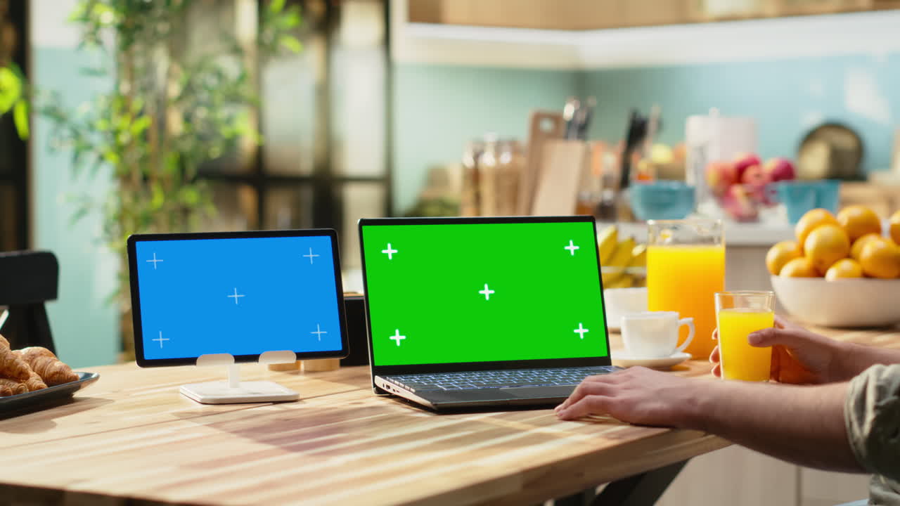 Chroma key e blue screen su laptop e tablet al tavolo di legno