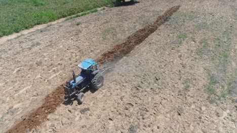 tractor arando en un hermoso paisaje 4k 50 fps filmado en dji pt4
