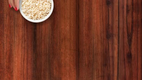 ofreciendo arroz marrón hervido
