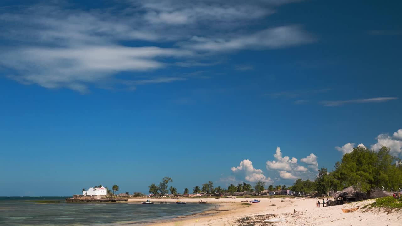 playa y una iglesia católica en una isla en el este de áfrica