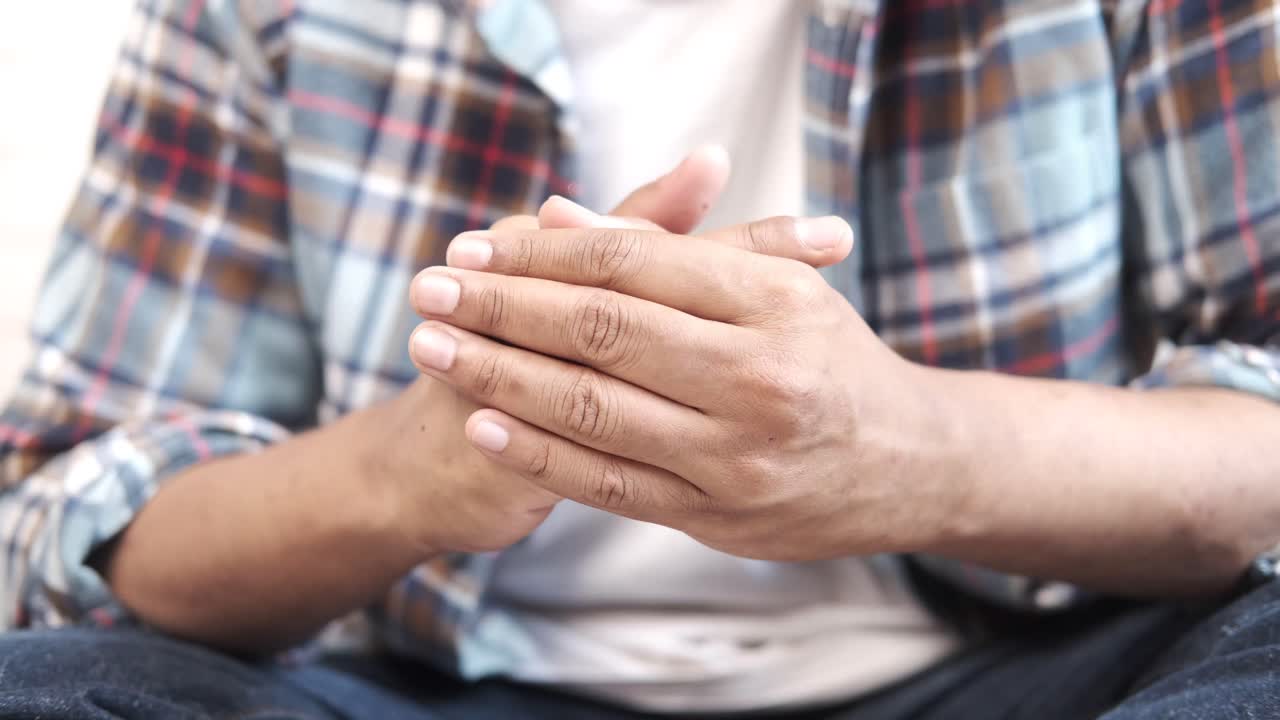 손을 문지르는 남자