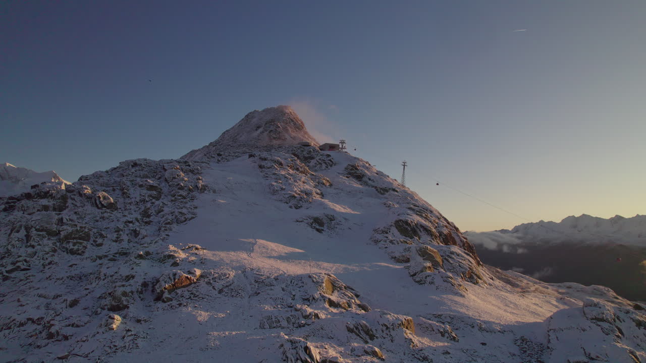 vista aérea de la cumbre de la montaña rocosa bettmerhorn cubierta de nieve en la temporada de invierno, área del glaciar aletsch en suiza