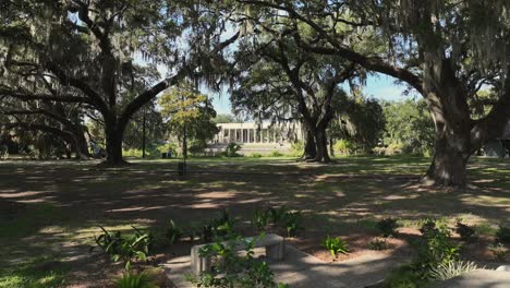 acercamiento aéreo al pabellón en el parque de la ciudad en nueva orleans, louisiana