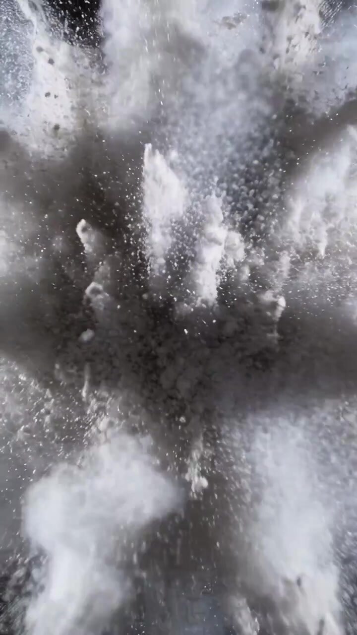 Video verticale: Nuvola di polvere bianca che esplode, che si frammenta, si diffonde e si deposita in studio con grumi