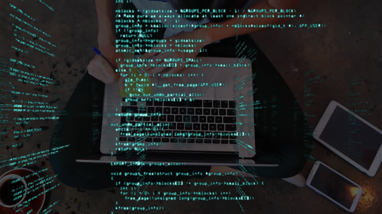 procesamiento de datos frente a la vista superior de una mujer usando una computadora portátil