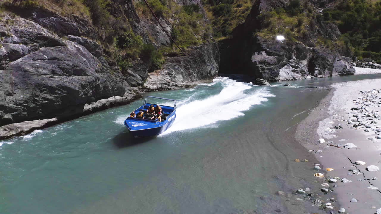 Jet boat sul fiume Shotover in Nuova Zelanda, canyon con amici.