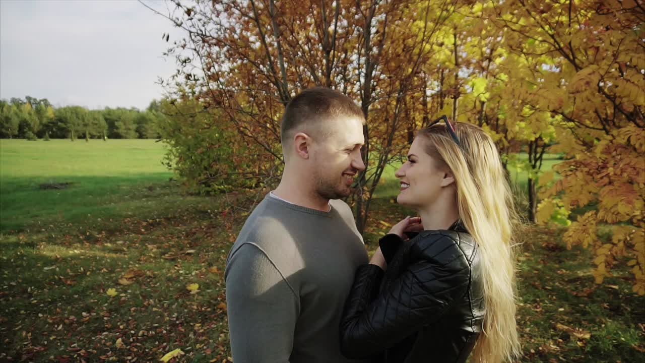 пара в осеннем парке