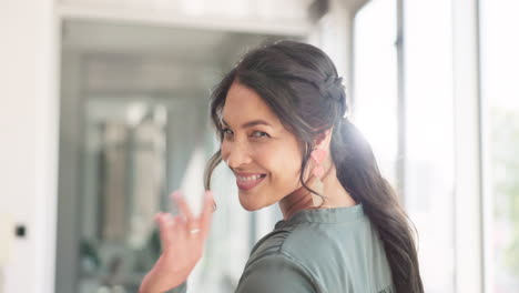 Saludo,-Saludo-Y-Mujer-De-Negocios-Es-Amigable