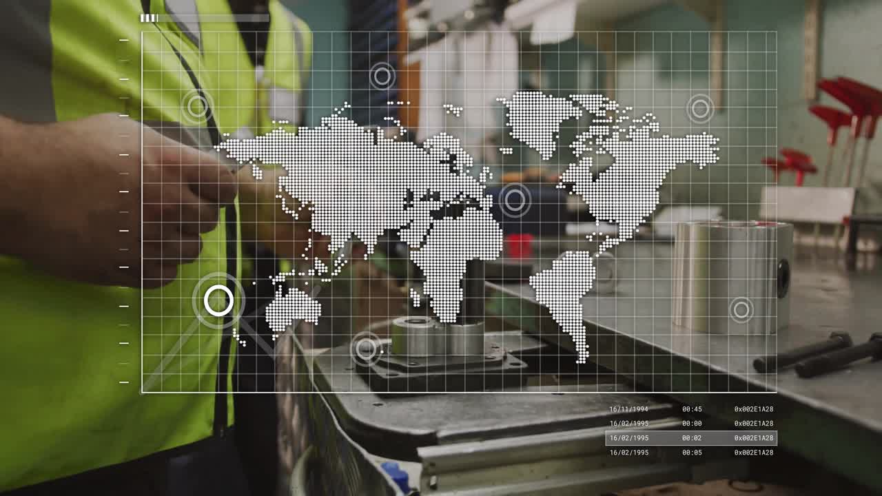 Tecnico di fabbrica che allinea un pezzo in un apparecchio, mostrando un grafico di mappa animato per il monitoraggio della produzione