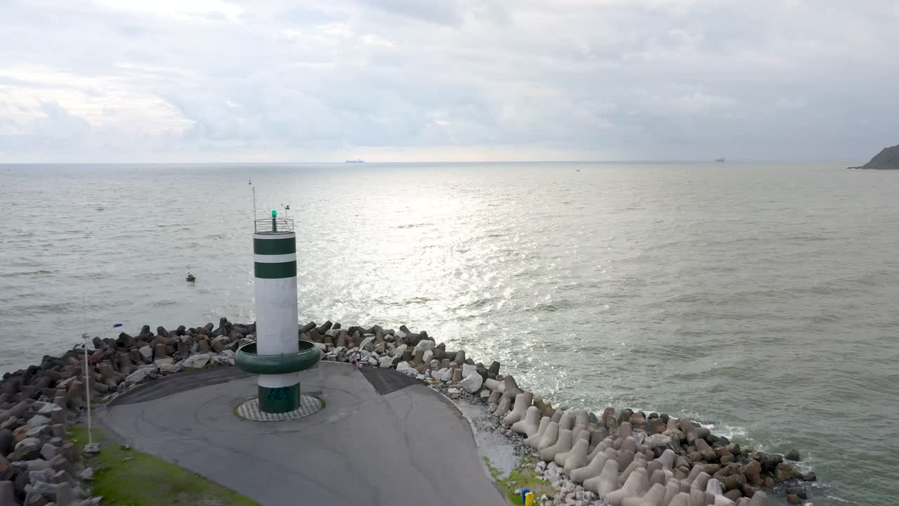 farol do molhe da barra de itajaí, santa catarina, brazil 등대의 길 위로 날아가는 드론 뷰