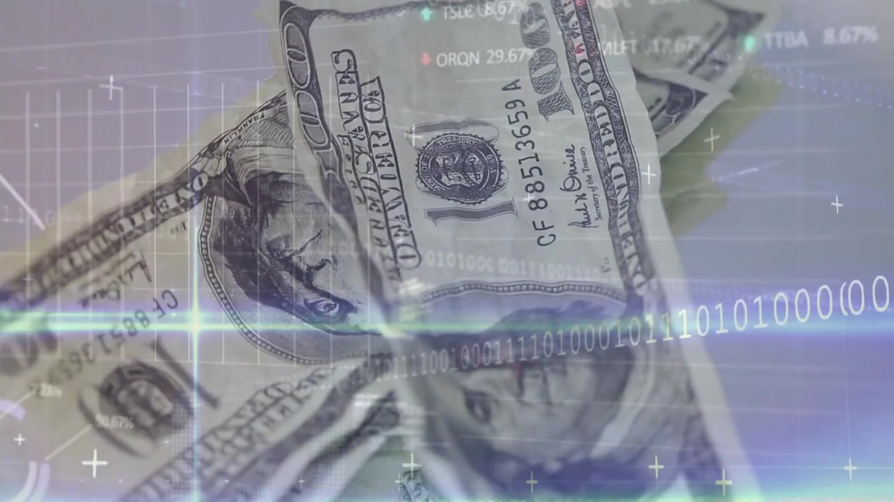 HUD che si avvia, banconote da 100 dollari che entrano, ruotano e si impilano mentre gli overlay scorrono, visualizzando i dati