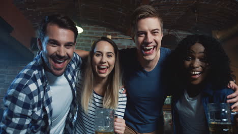 amigos multiétnicos hombres y mujeres abrazándose, sonriendo y mirando a la cámara