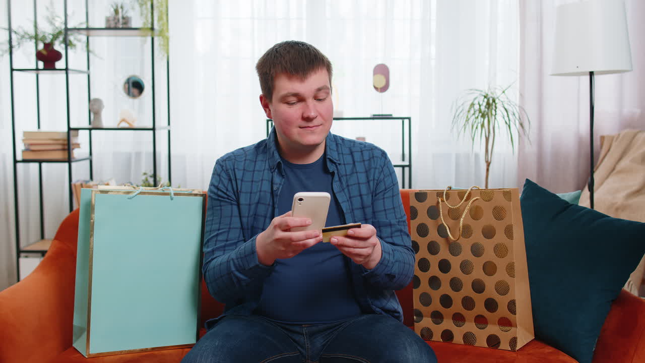 행복한 쇼핑 중독자 소비자 온라인 주문, 신용카드 지불, 쇼핑 가방을 받기