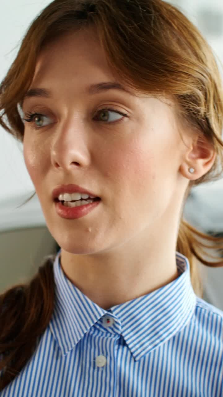 대화 중인 여자