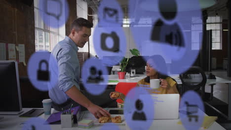 animación de iconos de los medios sobre diversas personas de negocios hablando
