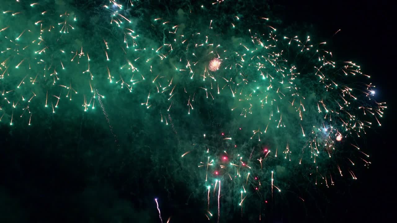hermosa exhibición de trabajo de fuego colorido por la noche para la celebración en el festival