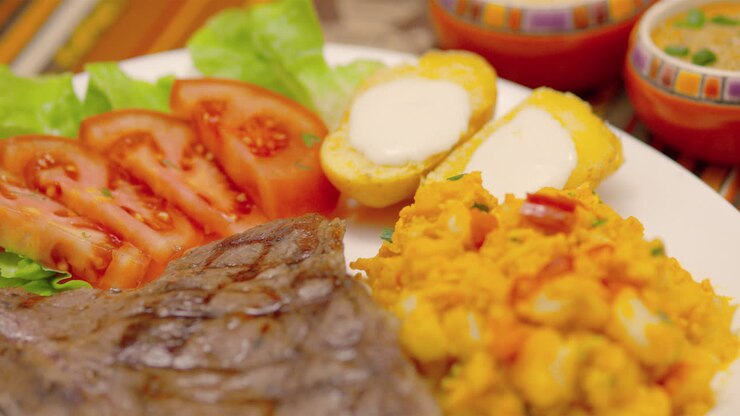 Bistec hispano con maíz blanco y papas