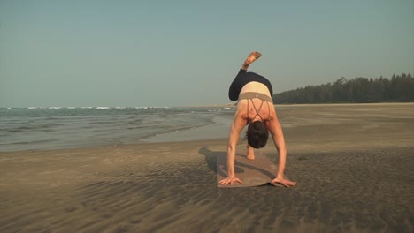 Fittes-Mädchen,-Das-Yoga-Posen-Im-Freien-Macht