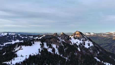 Berggipfel-Auf-Der-Vorderen-Höhi,-Schweiz-Während-Der-Goldenen-Stunde-Mit-Schneeflecken