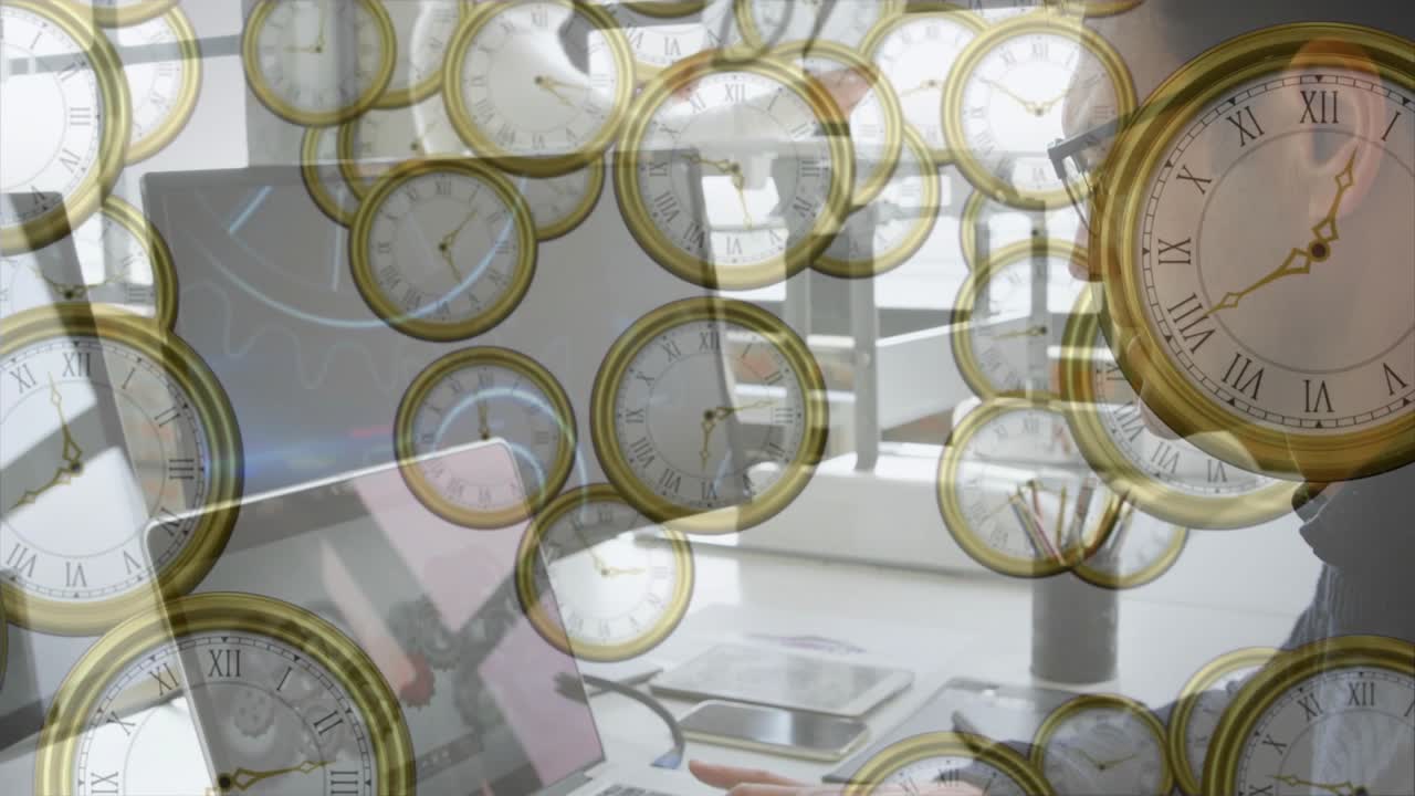 Uomo che digita al laptop, con un overlay di orologio che appare e oscura lo schermo, mentre controlla il telefono e insegue una scadenza.