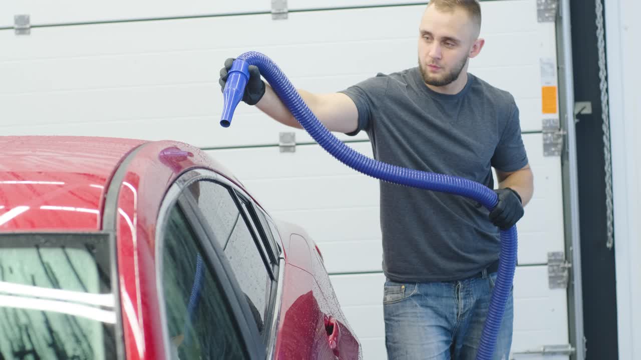 lavado de automóviles limpieza con espuma y agua a alta presión. coche rojo