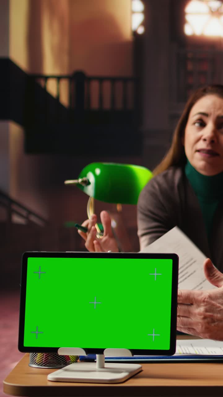 Video verticale: Squadra eterogenea di artisti si prepara per una rappresentazione teatrale con green screen.