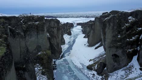 Island-Schlucht-Mit-Fließendem-Wasser-Und-Eis