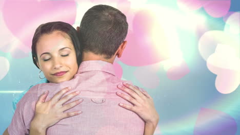 pareja linda abrazándose en un día soleado para el día de san valentín