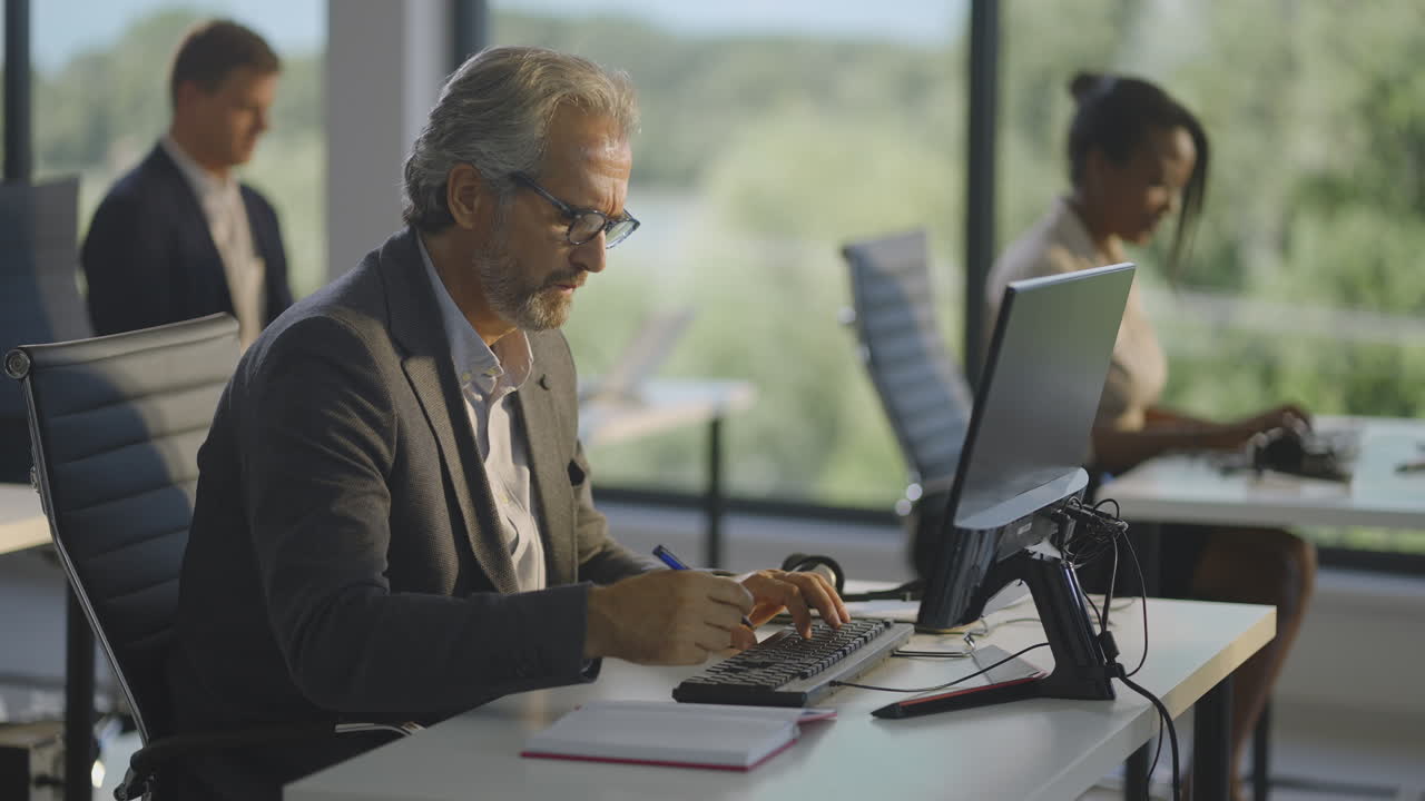 uomini d'affari che lavorano in un ufficio
