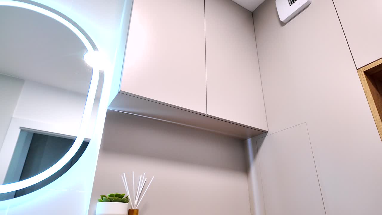 pequeño baño nuevo, moderno, práctico, colores suaves