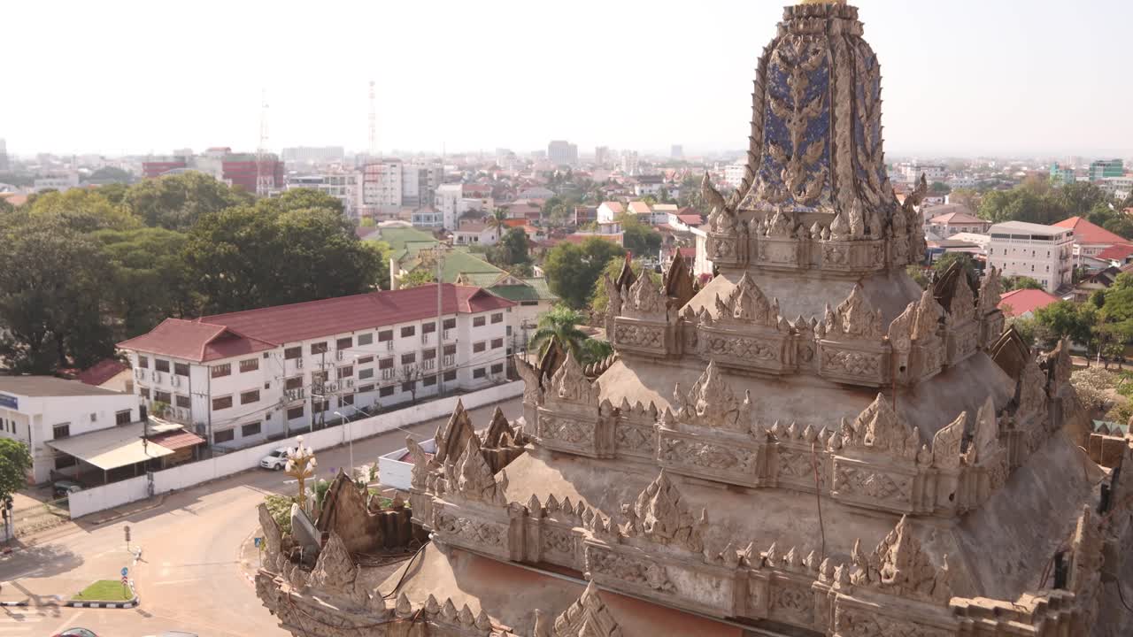 라오스 비엔티안의 중심에 있는 파투사이 승리 기념비의 꼭대기에 세부적으로 조각된 첨탑